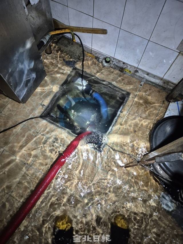 군산의 한 교회 지하 식당에서 배수 작업이 진행되고 있다. 전북도소방본부