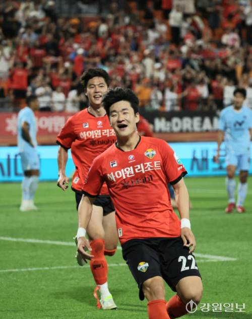 ◇21일 강릉종합운동장(강릉하이원아레나)에서 K리그1 강원FC 강릉 홈 개막전 대구FC와의 리그 20라운드 경기가 열려 강원FC 이상헌이 팀의 세번째 골을 넣고 기뻐하고 있다. 강릉=권태명기자