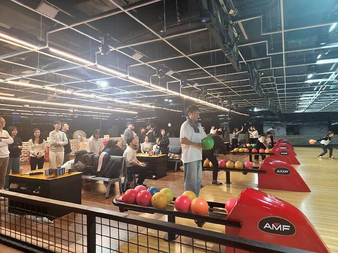 테크빌교육 직원들이 사내 볼링대회를 진행하고 있다. (사진=테크빌교육)