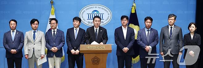 김병기 더불어민주당 신임 원내대표가 15일 오전 서울 여의도 국회 소통관에서 원내대표단 인선발표를 하고 있다. 왼쪽부터 문금주·김현정 대변인, 허영 정책수석, 문진석 운영수석, 김 원내대표, 박상혁 소통수석, 이기헌 비서실장, 김남근 민생부대표, 백승아 대변인. 2025.6.15/뉴스1 ⓒ News1 김민지 기자