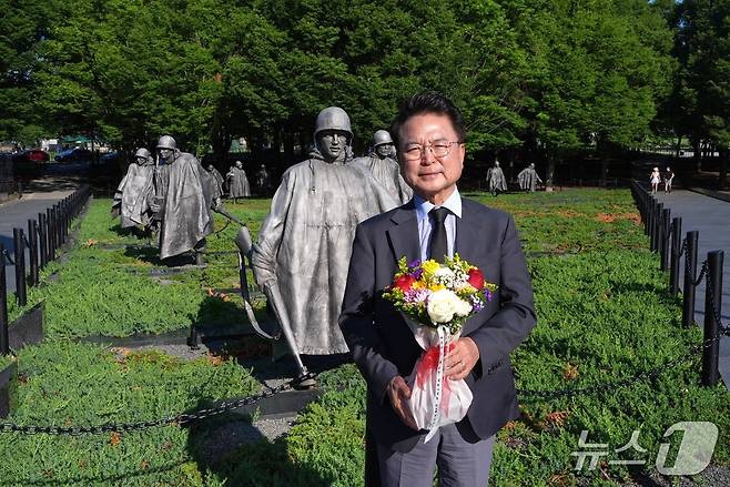 육동한 강원 춘천시장이 20일(현지시간) 워싱턴 D.C. 내셔널 몰에 위치한 참전용사 기념비에서 헌화하고 있다.(춘천시 제공, 재판매 및 DB 금지) 2025.6.21/뉴스1