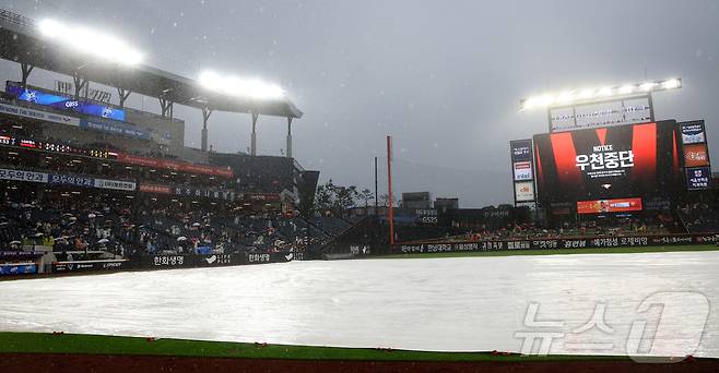 비 내리는 대전 한화생명 볼파크. 2025.6.15/뉴스1 ⓒ News1 김기남 기자