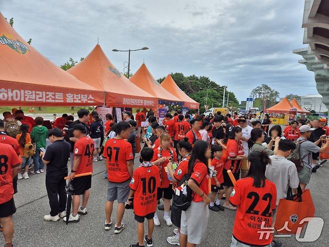 강원FC와 대구FC의 프로축구 K리그1 20라운드 경기가 열린 21일 강릉종합운동장이 홈팀인 강원FC 팬들로 북적이고 있다. 2025.6.21/뉴스1