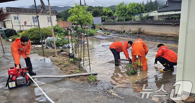 21일 오전 9시쯤 전남 담양군 창평면 한 마을에서 하천이 범람해 소방당국이 안전조치를 하고 있다. (전남소방 제공. 재판매 및 DB 금지) 2025.6.21/뉴스1 ⓒ News1 이승현 기자