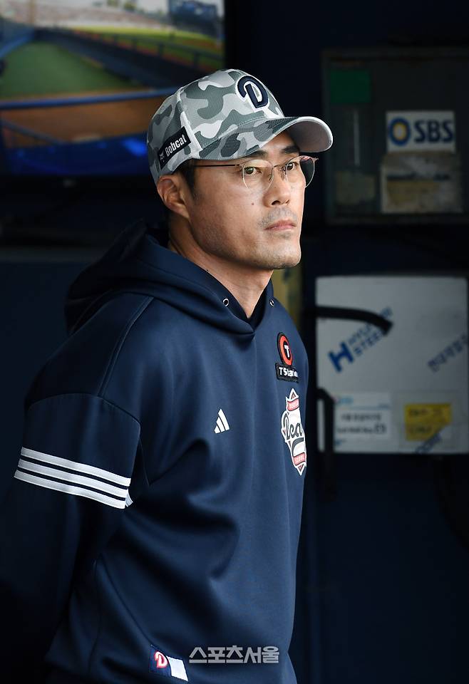 두산 조성환 감독대행이 4일 잠실구장에서 열린 2025 KBO리그 KIA와 경기에서 선수들의 플레이를 지켜보고 있다. 잠실 | 박진업 기자 upandup@sportsseoul.com