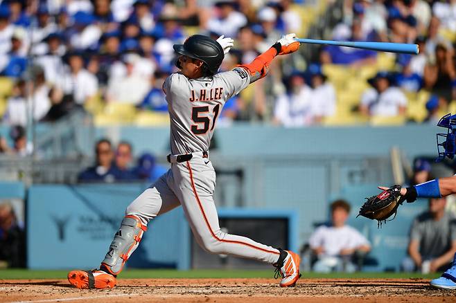 샌프란시스코 자이언츠 이정후가 지난 16일(한국시각) LA 다저스전에서 4회 3루타를 터뜨리고 있다. Imagn Images연합뉴스