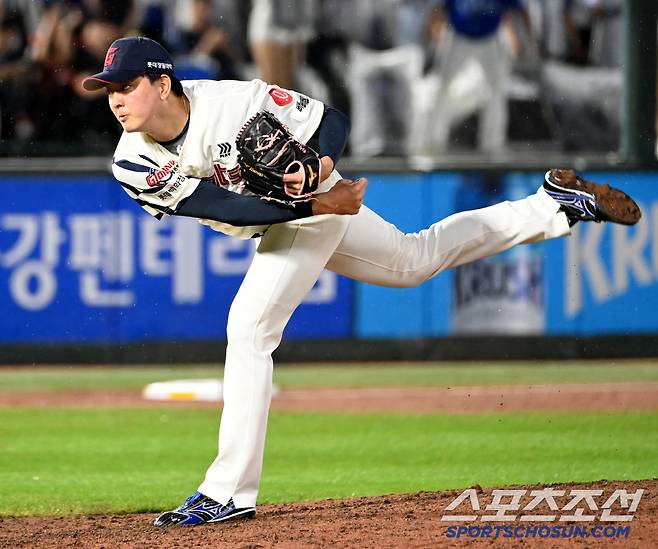20일 부산 사직야구장에서 열린 삼성과 롯데의 경기, 9회초 롯데 김원중이 역투하고 있다. 부산=허상욱 기자wook@sportschosun.com/2025.06.20/