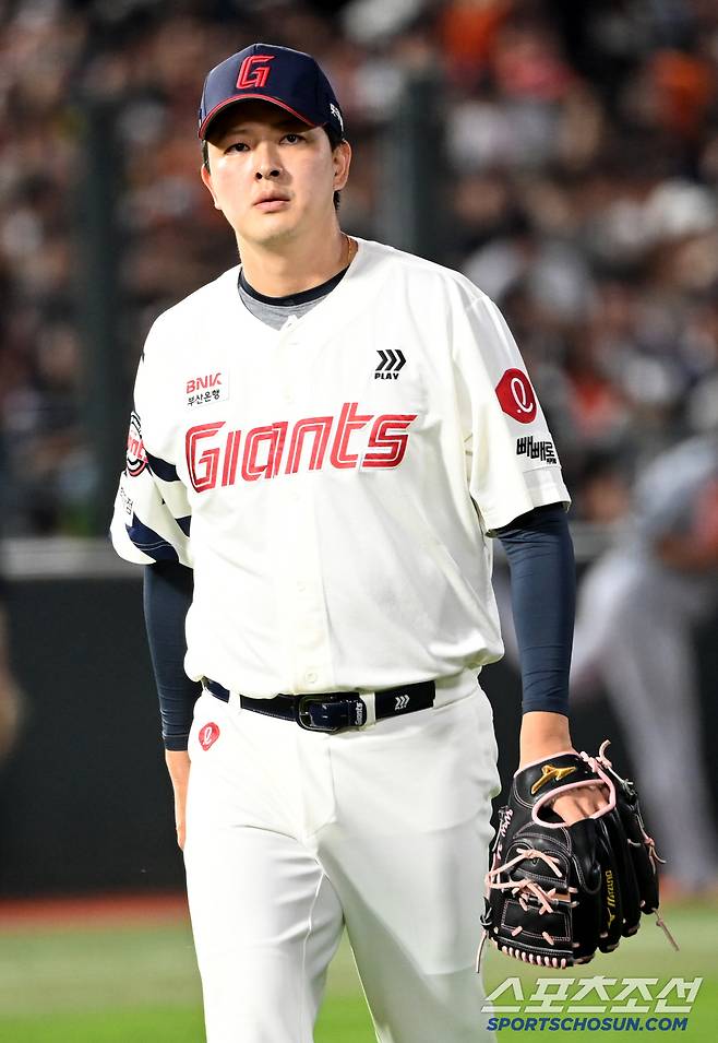 18일 부산 사직야구장에서 열린 한화와 롯데의 경기, 8회초 2사 1루 김원중이 채은성을 3구 삼진으로 처리하며 이닝을 끝마치고 있다. 부산=허상욱 기자wook@sportschosun.com/2025.06.18/