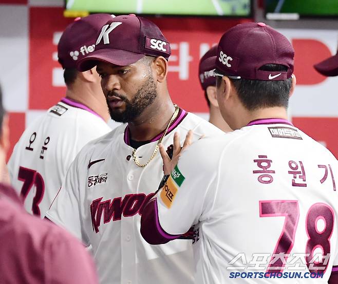 1일 고척돔에서 열린 KBO리그 키움과 두산의 경기. 6회 투구를 마치고 홍원기 감독과 하이파이브를 나누는 알칸타라. 고척=송정헌 기자songs@sportschosun.com/2025.06.01/