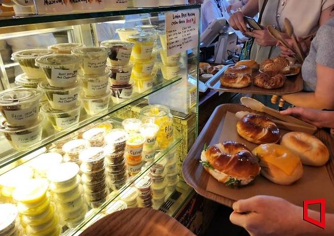 손님들이 여러개의 베이글을 담고 있다. 허미담 기자