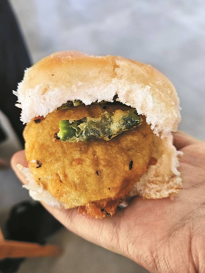 뭄바이에서 가장 인기 있는 길거리 음식 중 하나인 '바다파브'. /김성윤 기자