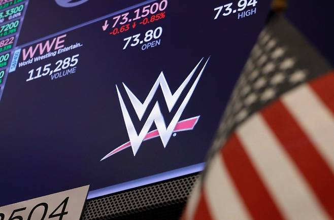 넷플릭스는 올해부터 WWE 인기 프로레슬링 프로그램 ‘Raw’를 생중계한다. 10년 중계권료가 50억 달러나 되지만 주1 회, 1년 52회 경기가 열리는 걸 고려하면 그렇게 비싼 건 아니라는 게 넷플릭스 입장이다. AP 뉴시스