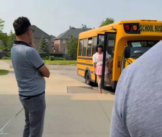최근 캐나다의 한 초등학교 남성 버스 기사가 여학생 교복 스타일의 의상을 착용하고 아이들을 등·하교시키다 논란이 돼 해고됐다.<뉴욕포스트 보도 캡처>