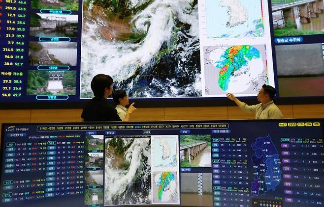 전국에 많은 비가 예보된 가운데 20일 대전 대덕구 한국수자원공사 물관리종합상황실에서 직원들이 호우대비 모니터링을 하고 있다. 2025.6.20/뉴스1 ⓒ News1 김기태 기자 /사진=뉴스1