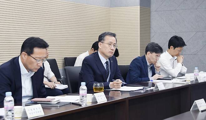 이형일 기획재정부 1차관이 12일 정부세종청사에서 열린 제17차 부동산 시장 및 공급상황 점검 전담반 회의를 주재하고 있다. 기획재정부 제공
