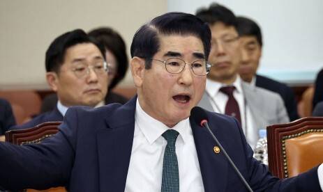 김용현 국방부 장관이 지난해 11월28일 국회에서 열린 국회 국방위원회 전체회의에 출석해 윤석열 대통령의 골프장 이용 등에 대한 질문에 답변하고 있다. 윤운식 선임기자 yws@hani.co.kr