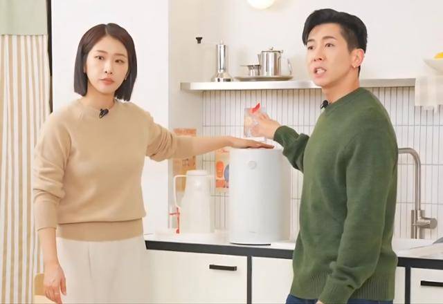 방송인 브라이언(오른쪽)과 신윤정 쇼호스트가 음식물처리기 '미닉스'를 소개하고 있다. CJ온스타일 유튜브 캡처