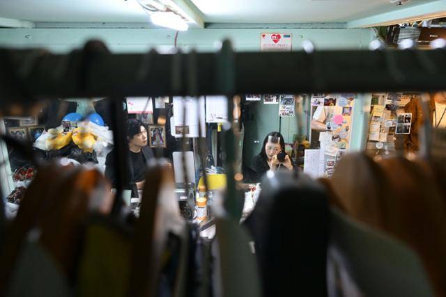 11일 서울 종로구 서연아트홀에서 열린 연극 에 출연하는 배우 이채원씨와 손창민씨가 분장실에서 분장을 하고 있다..