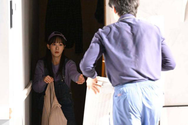 같은 날 서울 종로구 서연아트홀에서 배우 이채원이 육현석 배우의 퀵체인지를 위해 한 손에 옷을 든 채 다른 소품을 받아주기 위해 빈손을 뻗고 있다.