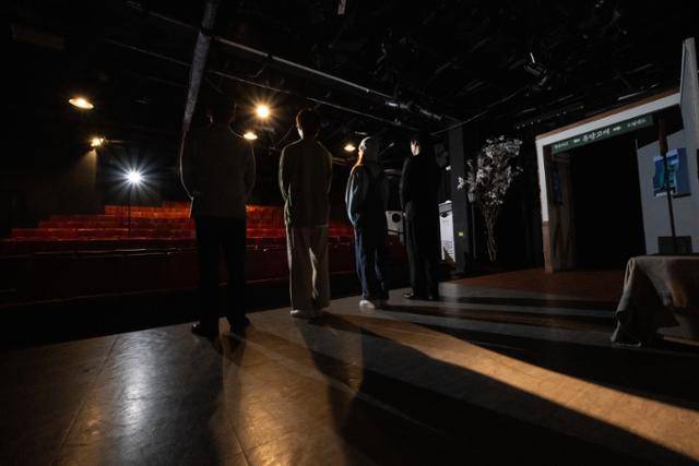 12일 서울 종로구 소극장 서연아트홀에서 배우들이 공연 시작 전 관객석 쪽을 보고 있다. 최주연 기자