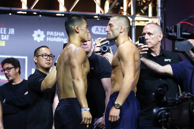 고석현(왼쪽)과 오반 엘리엇 페이스오프. 사진=UFC