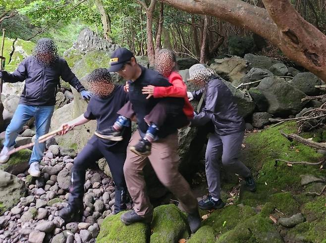 지난 19일 아침 서귀포시 색달동의 한 숲속 하천 인근에서 무사히 발견된 실종 노인. (사진, 제주경찰청)