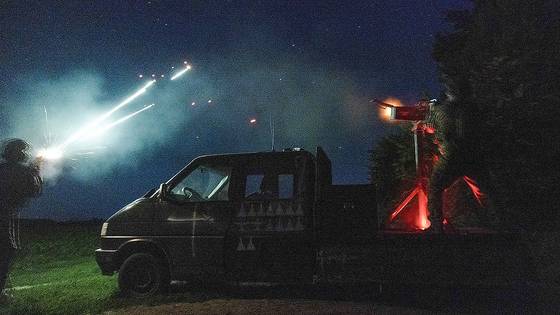 17일 우크라이나 군인들이 날아오는 러시아 드론을 향해 총격을 가하고 있다. 미국 민간 정보회사가 개발한 ‘가디언AI’는 전쟁 발발 4개월 전에 러시아의 침공을 예측했다. EPA=연합뉴스