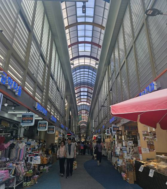 17일 찾은 부산 중구 부평깡통시장에는 계엄 심판론으로 민심이 싸늘한 가운데 보수의 변화를 요구하는 목소리가 높았다. 신수민 기자