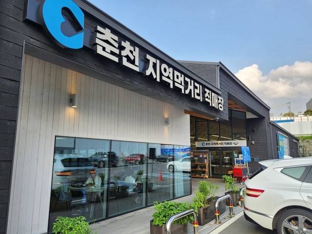 ▲ 춘천지역먹거리직매장은 지역 소규모 농가의 안정적인 판로가 되고 시민에게는 장거리 운송을 거치지 않은 로컬푸드를 구매할 수 있어서 사회적 가치를 고려한 소비가 가능하다.