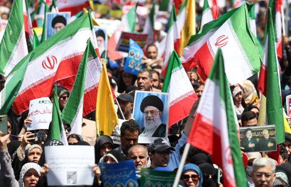 이란 국민들이 20일(현지시간) 반 이스라엘 시위에 동참하고 있다. 이스라엘이 지난 13일 이른바 ‘일어나는 사자’ 공습작전을 이란에 단행한 이후 양국 간에 교전이 격화하고 있다. EPA연합뉴스