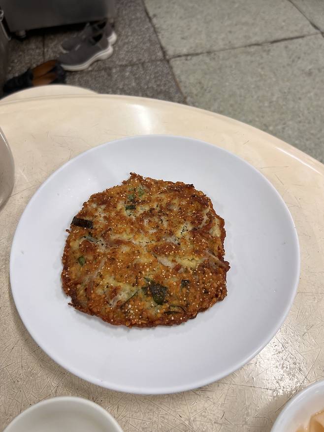 Mung bean pancakes, or bindaetteok, served at Eulmildae Pyongyang Naengmyeon in Yeomni-dong, Mapo-gu, western Seoul (Park Jun-hee/The Korea Herald)