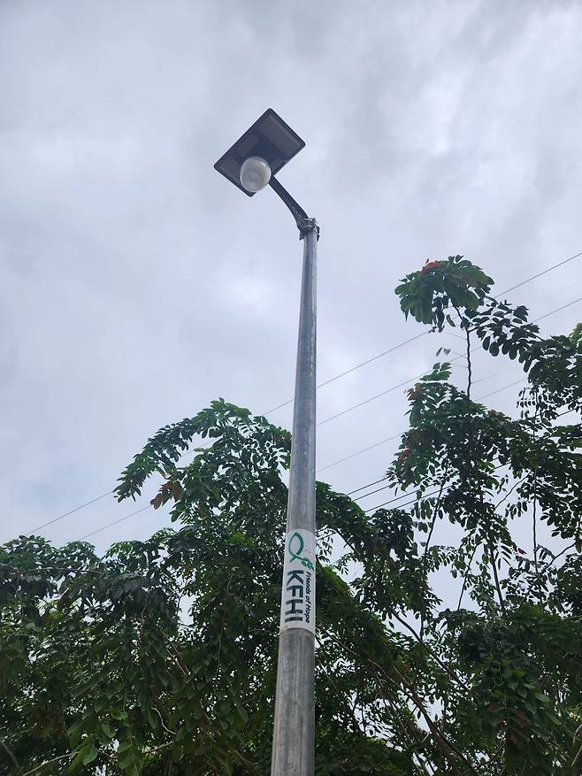 기아대책이 캄보디아 안롱벵에 지역개발 사업으로 세운 가로등. 시설은 현지 주민들이 도맡아 관리하고 있다.