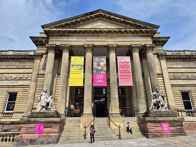 비엔날레 깃발이 걸린 워커 미술관(Walker Art Gallery) ©김슬기