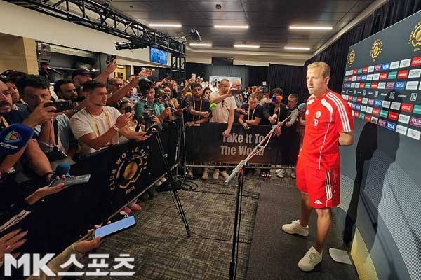 해리 케인이 믹스드존 인터뷰를 하고 있다. 사진(美 마이애미 가든스)= 김재호 특파원