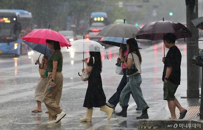 장마가 시작되며 서울 전역에 호우주의보가 내려진 20일 오전 서울 광화문네거리에서 우산을 쓴 시민들이 출근하고 있다./사진=뉴스1