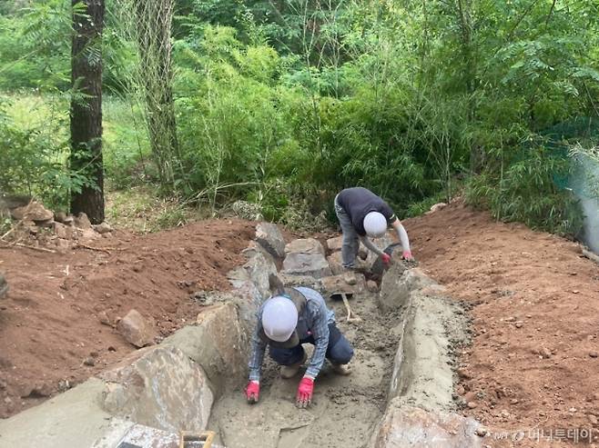 지난 13일 오후 대구광역시 북구 함지산 자락의 골막이 설치 공사 현장 모습. /사진=이현수 기자.