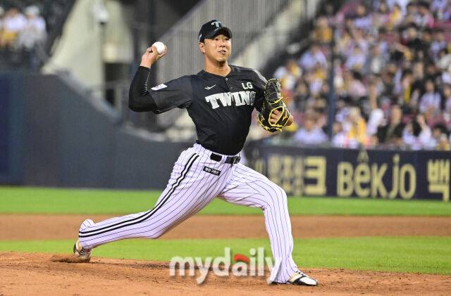 2025년 6월 17일 오후 서울 잠실구장에서 진행된 '2025 신한 SOL뱅크 KBO 리그' NC 다이노스와 LG 트윈스의 경기.LG 정우영이 5회초 구원등판해 역투하고 있다./마이데일리