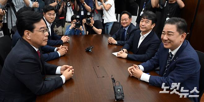 더불어민주당 김병기 당대표 직무대행 겸 원내대표와 국민의힘 송언석 원내대표가 18일 오후 서울 여의도 국회에서 회동을 하고 있다. 윤창원 기자