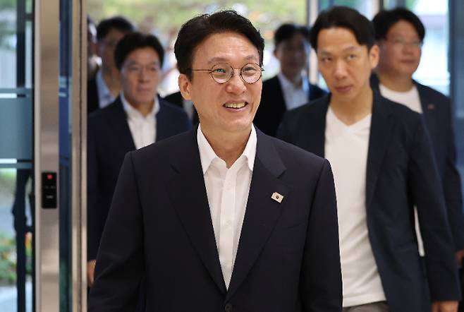 대구 방문한 김민석 총리 후보자 (대구=연합뉴스) 윤관식 기자 = 김민석 국무총리 후보자가 20일 대구 수성구 대구디지털혁신진흥원에서 열린 '인공지능 전환(AX) 연구거점 조성을 위한 경청 간담회'에 참석하기 위해 이동하고 있다. 2025.6.20 psik@yna.co.kr (끝) <저작권자(c) 연합뉴스, 무단 전재-재배포, AI 학습 및 활용 금지> 연합뉴스