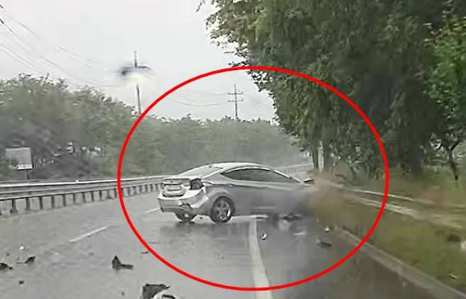 전북 전역에 호우주의보가 내려 많은 비가 내리는 21일 오전 9시 55분쯤, 전북 완주군 이서면의 한 도로에서 빗길에 미끄러진 차가 가드레일을 들이받는 사고가 발생했다. 독자 제보 사진