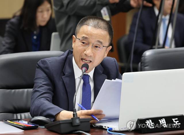 ▲한병도 전북 출신 의원이 2023년 10월 19일 기재부에 대한 국정감사에서 새만금 예산 별도 삭감 등과 관련해 질문을 하고 있다. ⓒ연합뉴스