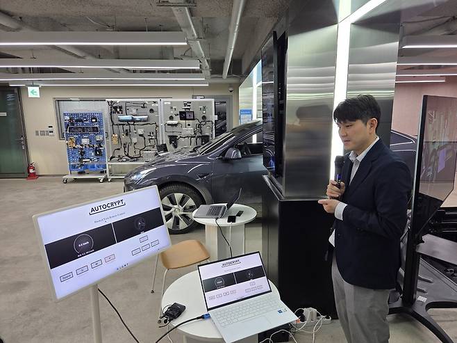 지난달 29일 서울 강남구 아우토크립트 미래 모빌리티센터에서 노트북으로 차량을 해킹해 조종하는 모습. 백소용 기자