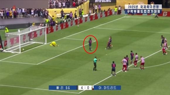 북한TV, 이강인 패널티킥골장면 모자이크 처리 - 북한 조선중앙TV는 20일 20시 정규 보도시간에 국제스포츠 뉴스를 다루는 코너에서 2025년 클럽월드컵 조별 예선경기를 소개하는 가운데 PSG 이강인 선수의 패널티킥 쐐기골 장면에서 이강인(빨간원)선수의 골장면을 모자이크 처리해 방송했다. 방송은 이강인 선수에 대해 일절 언급조차 안했다.PSG는 6월 16일(한국시간) 미국 캘리포니아주 패서디나 로즈볼에서 열린 2025 FIFA 클럽월드컵 B조 첫 경기에서 AT 마드리드를 4대 0으로 완파했다. 2025.6.20 조선중앙TV 화면