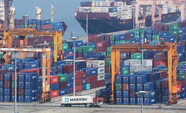 1일 경기도 평택항에 컨테이너가 쌓여 있는 모습. 연합뉴스