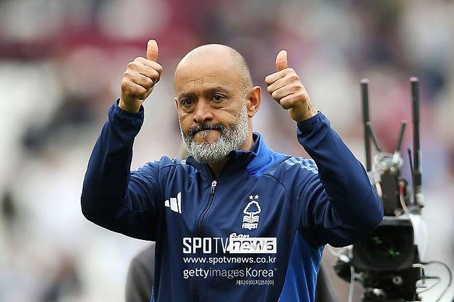 ▲ 노팅엄은 최근 2시즌간 EPL 16위, 17위로 치열한 생존 경쟁을 벌인 팀이다. 산투 감독은 그런 노팅엄을 올해 7위까지 끌어올리며 '돌풍'을 일으켰다. 네빌과 제이미 캐러거, 게리 리네커 등 축구계 인사가 마리나키스 면전 질책을 성토하는 배경이다. 이번 시즌 적잖은 공로를 거뒀음에도 구단주가 이를 전혀 인정하지 않는다는 것이다.