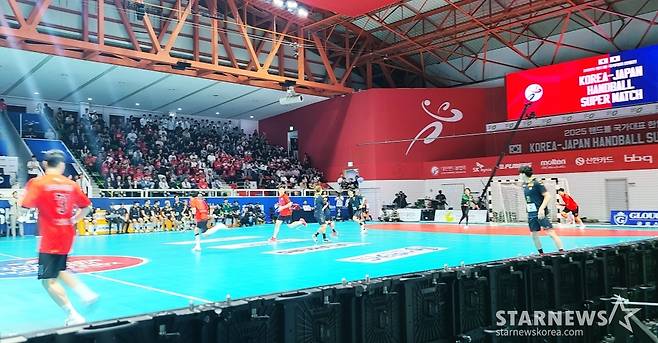 21일 충북 청주 SK호크스아레나에서 열린 한국 남자 핸드볼 대표팀과 일본 남자 핸드볼 대표팀이 경기 모습. /사진=김우종 기자