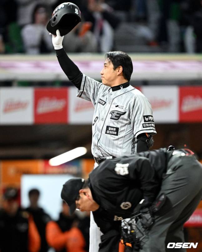 지난해 한화 소속으로 SSG랜더스필드를 찾아 친정팀 팬들에게 인사하는 김강민.