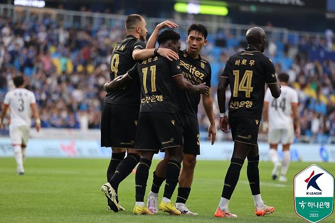 인천 유나이티드 제르소가 21일 인천축구전용경기장에서 열린 화성FC전에서 골을 넣은 뒤 동료들의 축하를 받고 있다. /사진=한국프로축구연맹 제공