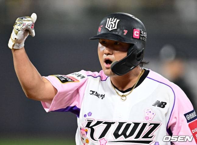 KT 김상수가 21일 수원 NC전 8회말 1사 만루에서 역전 2타점 적시타를 날리고 포효하고 있다.