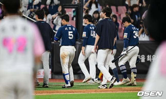 NC 선수단이 21일 수원 KT전에서 충격적인 역전패를 당한 뒤 그라운드를 떠나고 있다.